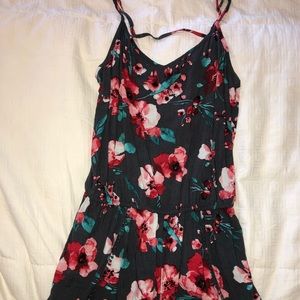 AMERICAN EAGLE FLORAL ROMPER!